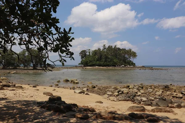 Spiaggia Tropicale Con Sabbia Sassi Vista Sul Mare Isola Verde — Foto Stock