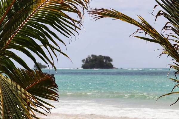 Tropischer Strand Blick Auf Das Ruhige Meer Und Die Insel — Stockfoto