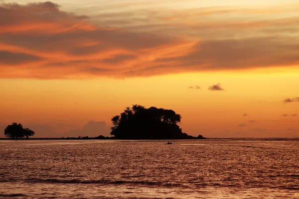 Sonnenuntergang Strand Silhouetten Tropischer Inseln Mit Palmen Dunklen Meer Dramatischer — Stockfoto