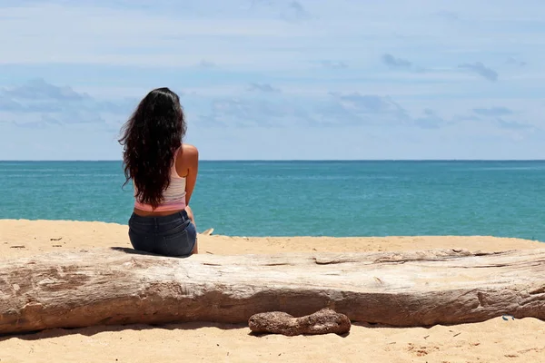 Mädchen Das Auf Einem Baumstamm Einem Tropischen Strand Sitzt Blick — Stockfoto