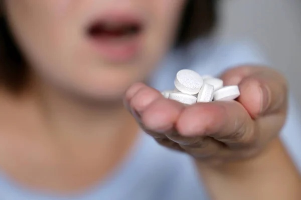 Mujer Tomando Pastillas Chica Con Boca Abierta Sosteniendo Tabletas Blancas — Foto de Stock