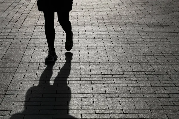 Silueta Negra Sombra Mujer Caminando Por Una Calle Concepto Soledad — Foto de Stock