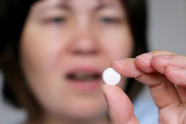 Kvinna Tar Piller Flicka Med Öppen Mun Håller Vit Tablett — Stockfoto