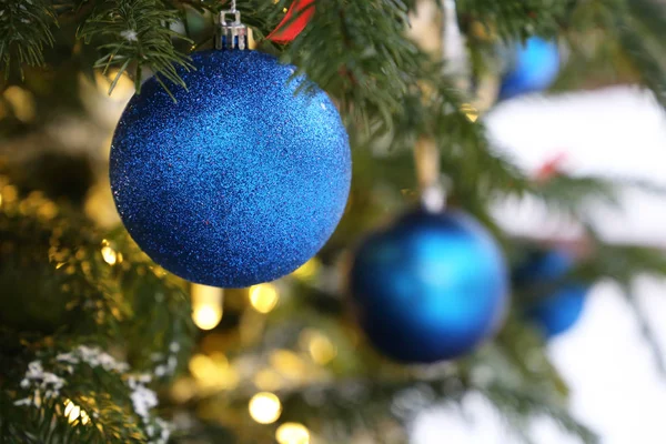 Blå Jul Bollar Hängande Gran Grenar Festligt Ljus Bakgrund Vintern — Stockfoto