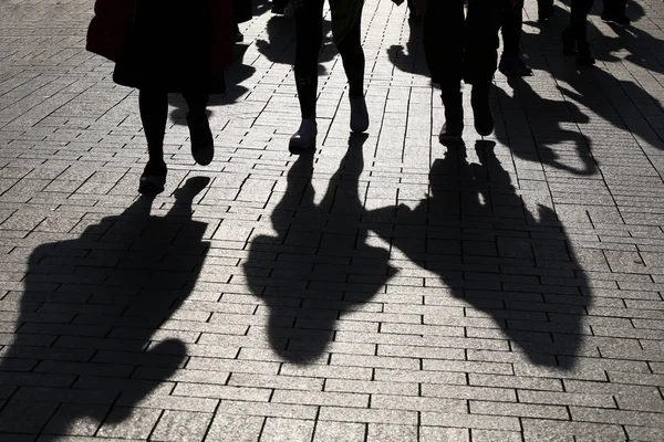 Silhuetas Sombras Pessoas Rua Multidão Caminhando Calçada Conceito Questões Sociais — Fotografia de Stock