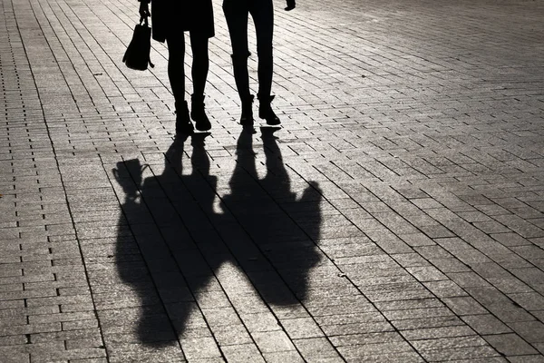 Silhuetas Sombras Duas Mulheres Magras Andando Pela Rua Conceito Amizade — Fotografia de Stock