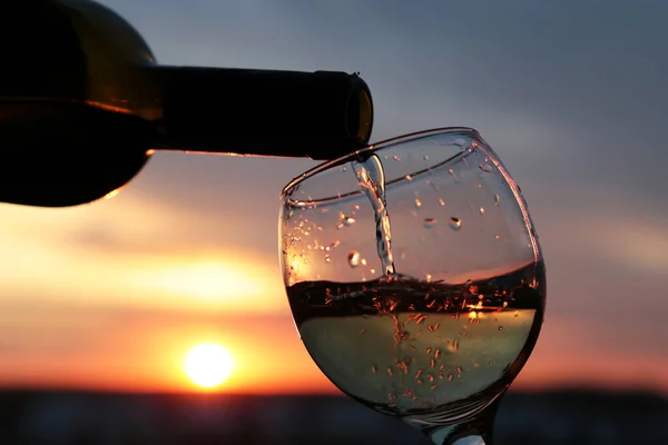 Vino Bianco Versando Una Bottiglia Nel Bicchiere Uno Sfondo Bellissimo — Foto Stock