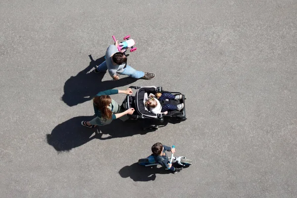 Par Med Barn Promenader Stadsväg Ovanifrån Föräldrar Med Liten Son — Stockfoto