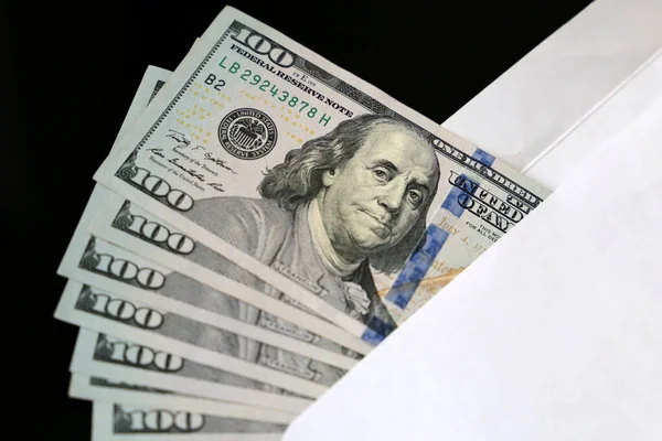 Американские Доллары Белом Конверте Черном Фоне Концепция Доходов Бонусов Взяток — стоковое фото