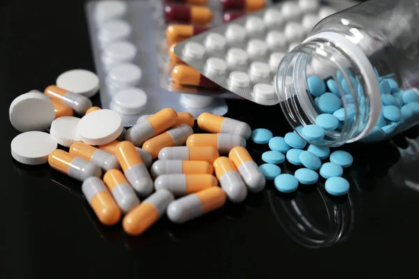 Pilules Sur Une Table Verre Sombre Différents Médicaments Capsules Comprimés — Photo