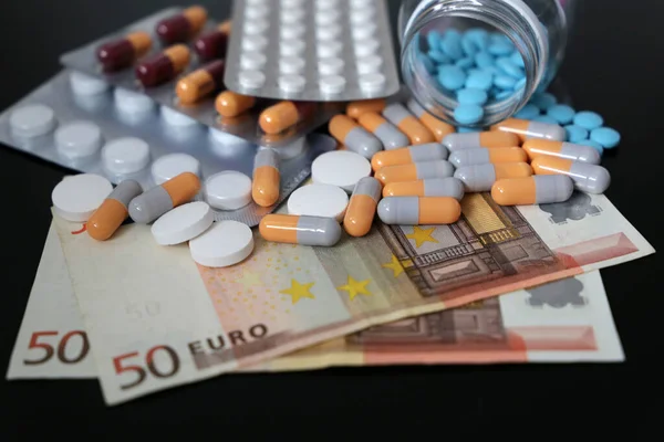 Tabletki Kapsułki Banknotach Euro Koncepcja Opieki Zdrowotnej Biznesu Farmaceutycznego Cen — Zdjęcie stockowe