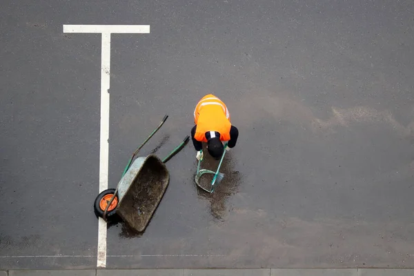 Lavoratore Pulisce Strada Dalla Sporcizia Durante Pioggia Inserviente Con Scopa — Foto Stock