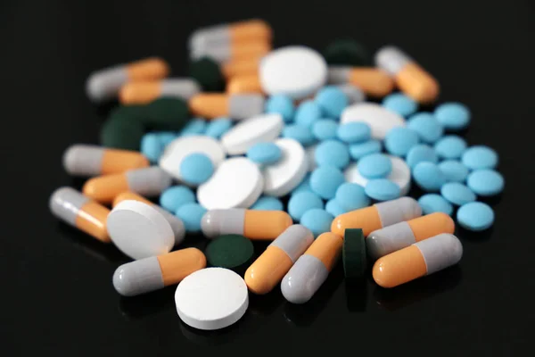 Pilules Capsules Différents Médicaments Dispersés Sur Une Table Verre Sombre — Photo