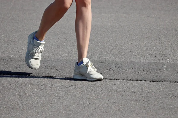 Chica Delgada Corriendo Una Calle Piernas Femeninas Zapatillas Concepto Entrenamiento — Foto de Stock