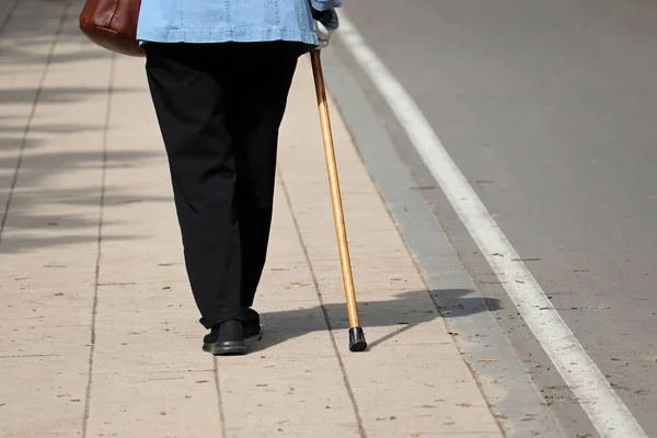 Frau Die Mit Einem Stock Auf Einer Straße Geht Weibliche — Stockfoto