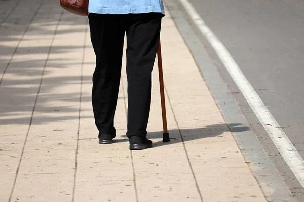 Sokakta Bastonla Yürüyen Bir Kadın Kaldırımda Yürüyen Kadın Bacakları Özürlü — Stok fotoğraf