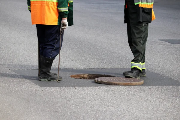 Lavoratori Sopra Portello Fognario Aperto Una Strada Concetto Riparazione Delle — Foto Stock