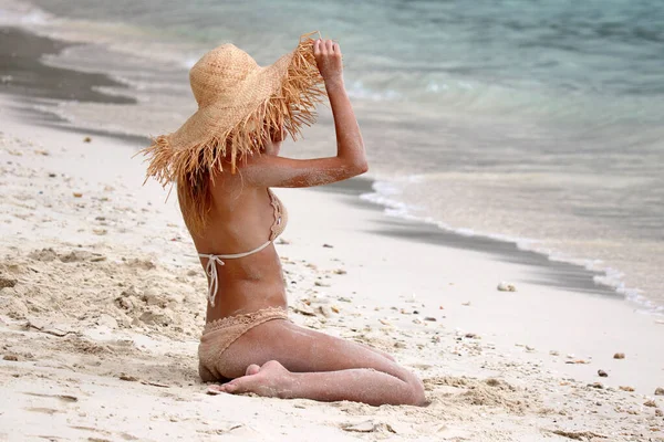 Chica Delgada Bikini Punto Sombrero Mimbre Paja Sentado Playa Sexy — Foto de Stock