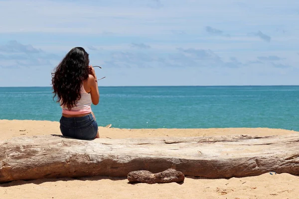 Sommerurlaub Mädchen Mit Langen Lockigen Haaren Sitzt Auf Einem Baumstamm — Stockfoto
