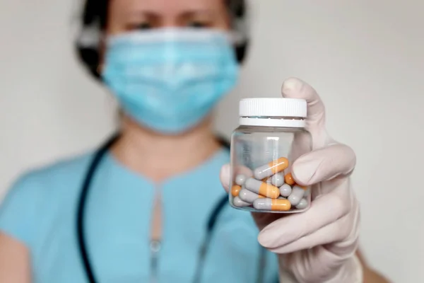 Orvos Tablettákkal Orvosi Maszkban Gumikesztyűben Átlátszó Kapszulát Gyógyszerek Vitaminok Koronavírus — Stock Fotó