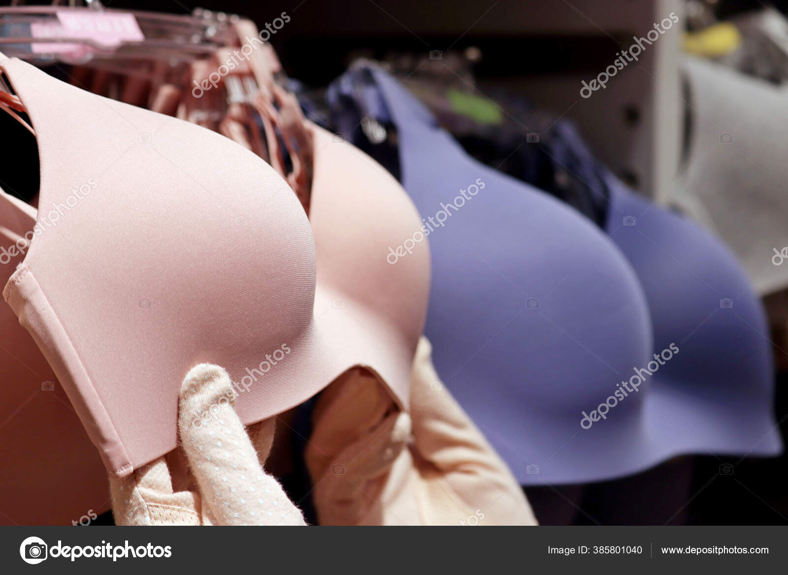 Wanita Memilih Bra Nirkabel Tergantung Rak Toko Pakaian Dalam Tangan — Stok  Foto © olegpmr #385801040