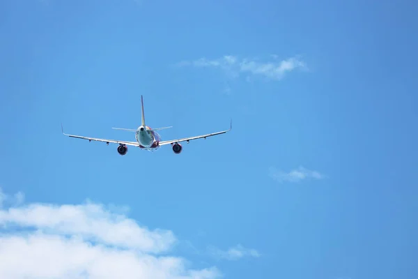 Flygplan Som Flyger Den Blå Himlen Bakgrund Vita Moln Bakre — Stockfoto