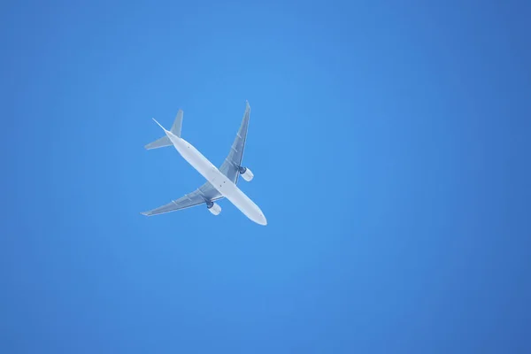 Λευκό Αεροπλάνο Που Πετά Στον Καταγάλανο Ουρανό Κάτω Όψη Δικινητήριο — Φωτογραφία Αρχείου