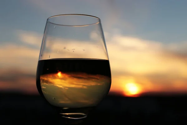 Bicchiere Con Vino Bianco Bellissimo Sfondo Tramonto Sole Cielo Riflettono — Foto Stock