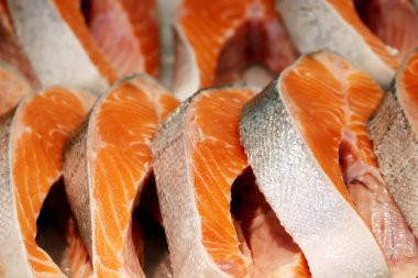 Buzda taze pembe somon bifteği. Marketteki kırmızı balık, omega yağlı sağlıklı gıda kavramı, balıkçılık endüstrisi.