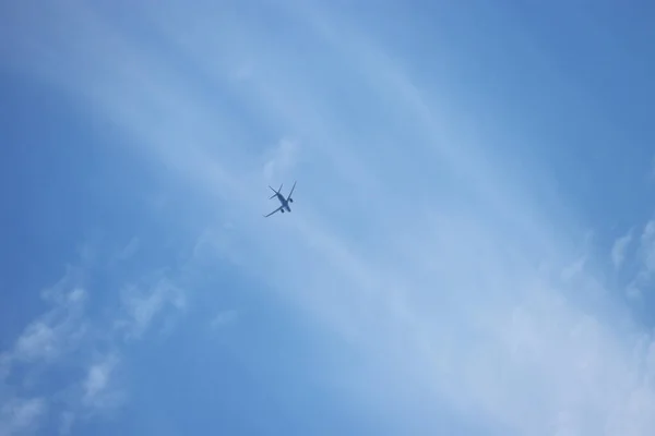 Avión Blanco Volando Cielo Azul Con Nubes Vista Inferior Avión — Foto de Stock