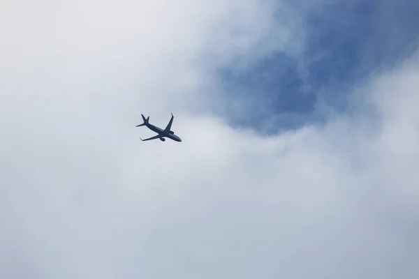 하늘을 비행기와 구름들 아래를 내려다 있습니다 상업용 비행기 — 스톡 사진