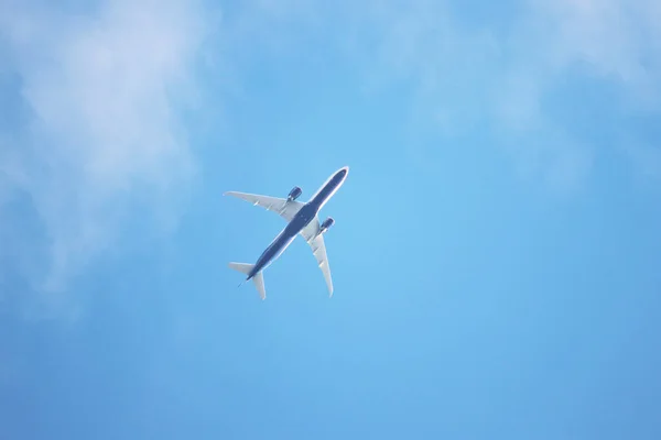 Flygplan Som Flyger Den Blå Himlen Med Vita Moln Bottenvy — Stockfoto