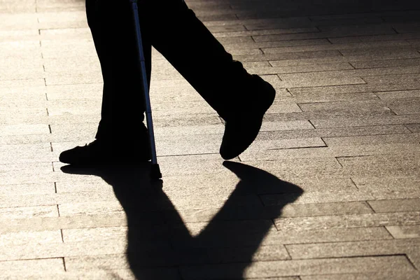 Silhouette Eines Hinkenden Mannes Der Mit Einem Stock Geht Schatten — Stockfoto