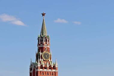 Kızıl Meydan 'daki Rusya' nın sembolü Spasskaya Kulesi 'nin çanları. Moskova Kremlin kulesi mavi gökyüzü arka planında izole