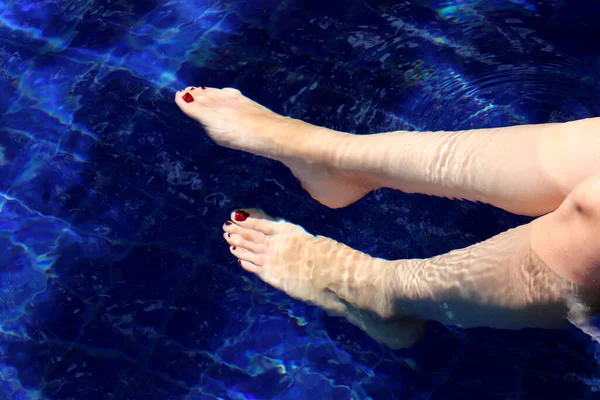 Perfect Female Legs Pedicure Clear Water Swimming Pool Concept Foot — Stock Photo, Image