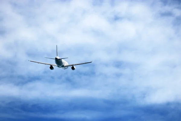 Flygplan Som Flyger Den Blå Himlen Bakgrund Vita Moln Bakre — Stockfoto