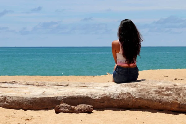 Sommerurlaub Mädchen Mit Langen Lockigen Haaren Sitzt Auf Einem Baumstamm — Stockfoto