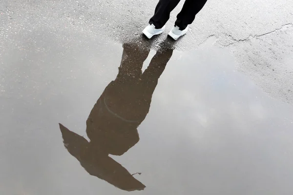 Regn Staden Pöl Gata Med Reflektion Kvinna Med Paraply — Stockfoto