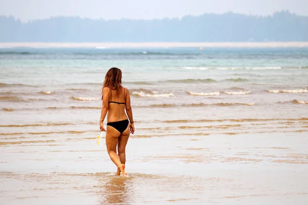Žena Plavkách Bude Plavat Moři Brýlemi Potápění Dovolená Pláži Tropickém — Stock fotografie