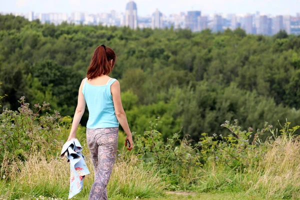 Menina Com Smartphone Andando Parque Fundo Cidade Verão Lazer Caminhadas — Fotografia de Stock