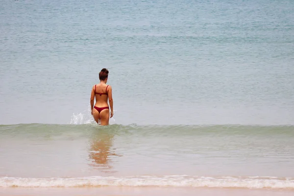 Mujer Bikini Que Nadar Mar Vacaciones Playa Costa Arenosa Tropical — Foto de Stock
