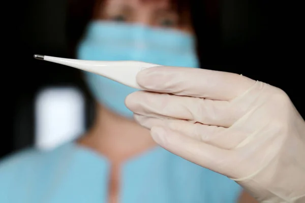 Sintomas Coronavírus Mulher Máscara Médica Mede Temperatura Corporal Doutor Olha — Fotografia de Stock