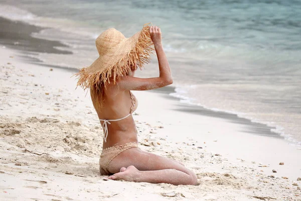 Chica Delgada Bikini Punto Sombrero Paja Sentado Playa Enfoque Selectivo — Foto de Stock
