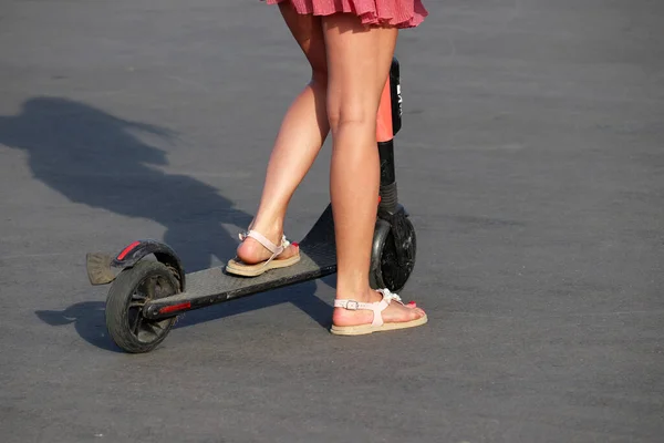Lány Elektromos Robogón Utazik Egy Városi Utcán Vékony Női Lábakkal — Stock Fotó