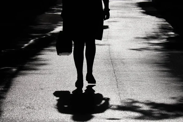 Silhueta Sombra Mulher Solitária Que Anda Uma Rua Pernas Femininas — Fotografia de Stock