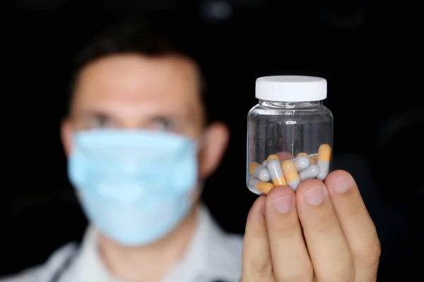 Orvos Orvosi Maszkban Kezében Egy Doboz Tablettával Férfi Kéz Gyógyszerrel — Stock Fotó