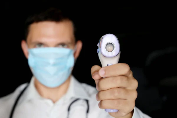 Coronavirus Symtom Mannen Medicinsk Mask Mäter Kroppstemperatur Läkare Med Digital — Stockfoto
