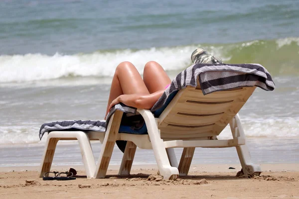 Žena Opalování Písečné Pláži Ležící Solárium Surf Vlny Pozadí Vyčiněné — Stock fotografie