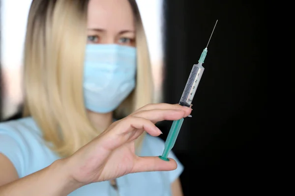 Жінка Шприцом Лікар Медичній Масці Готується Єкцій Концепція Вакцинації Під — стокове фото