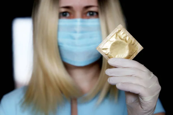 Kondom Kvinnliga Händer Nära Håll Säkert Sex Coronaviruspandemin Blond Kvinna — Stockfoto
